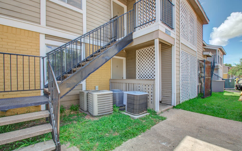 More Photos Of 12506 Ashford Meadow Dr, Houston Apartments For Sale