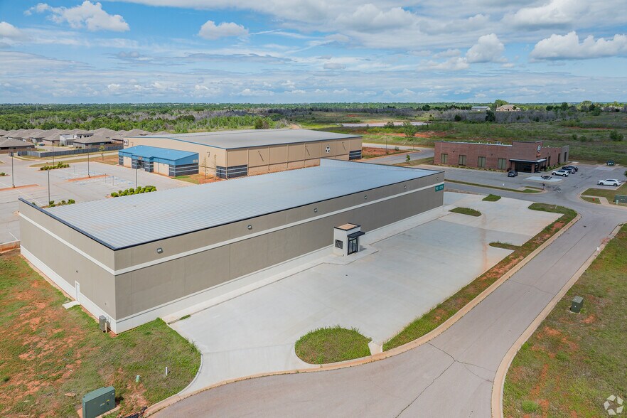 Primary Photo Of 1137 E Hefner Rd, Oklahoma City Flex For Sale