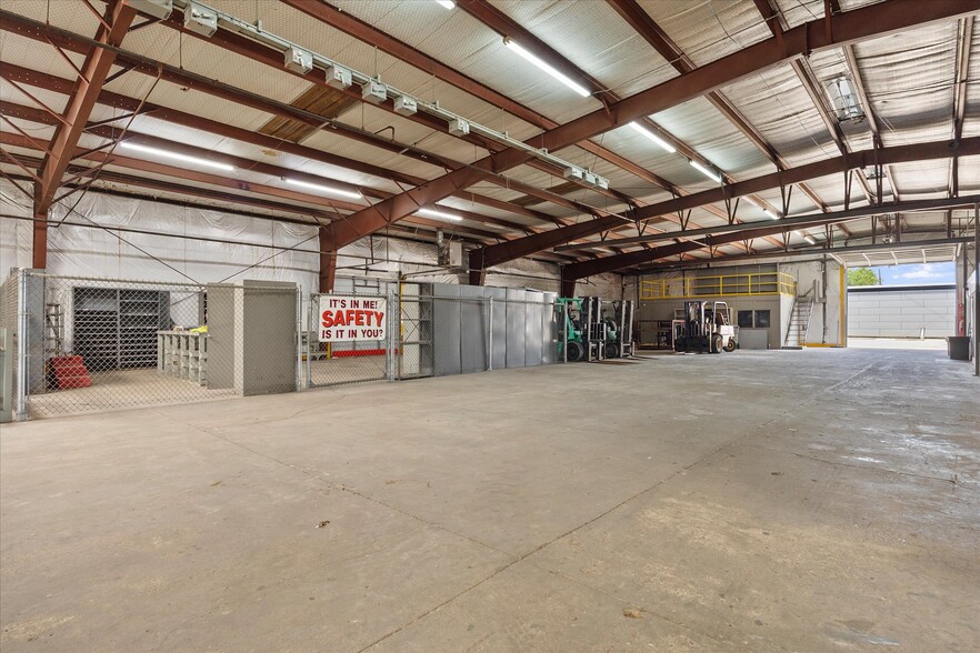 More Photos Of 905 E Broad St, Forney Manufacturing For Lease