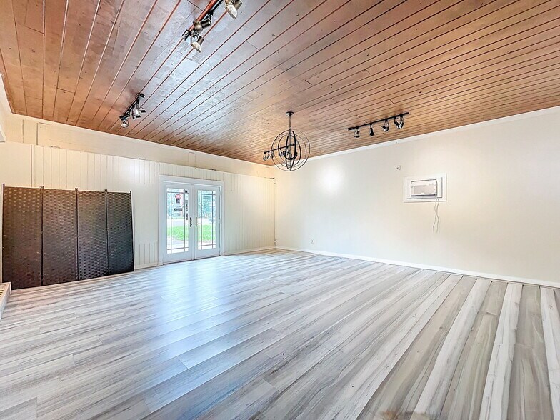 More Photos Of 301 N US Highway 41, Ruskin Office Residential For Lease