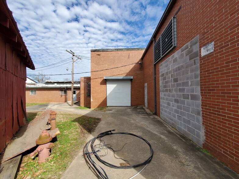 More Photos Of 98 E Adams St, Forsyth Warehouse For Sale