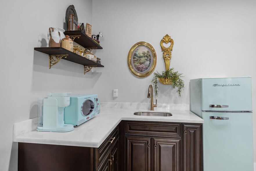 More Photos Of 156 Camellia St, Biloxi General Retail For Sale
