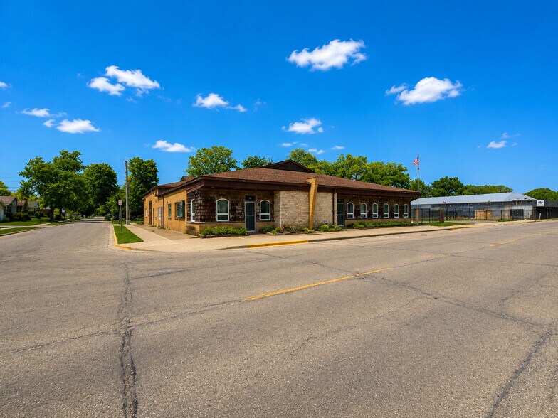 More Photos Of 742 W Greenwood Ave, Waukegan Office For Sale