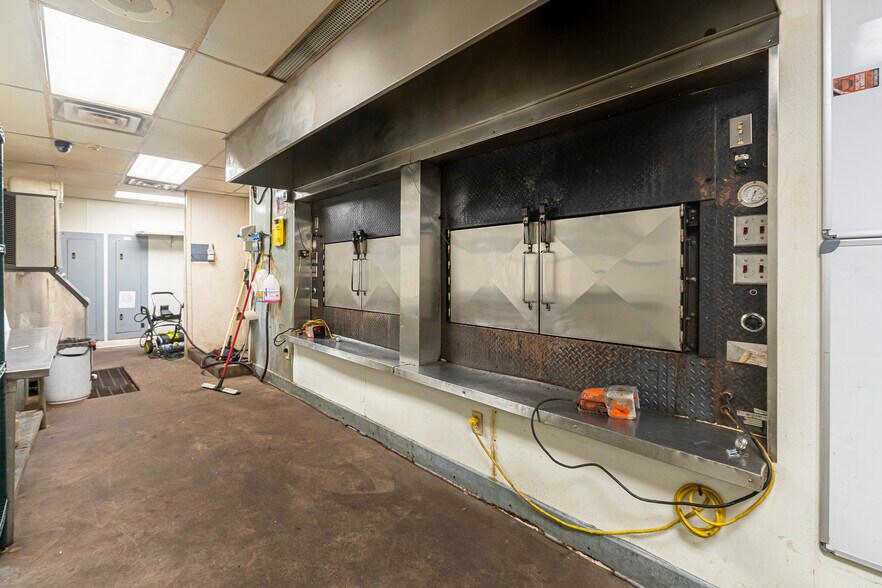 More Photos Of 2700 17th St, Marion General Retail For Sale