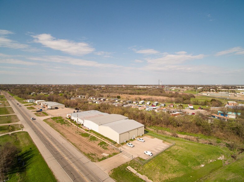 More Photos Of 1212 S Clay St, Ennis Manufacturing For Lease