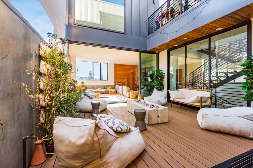 More Photos Of 2478 Penmar Ave, Venice Dormitory For Sale