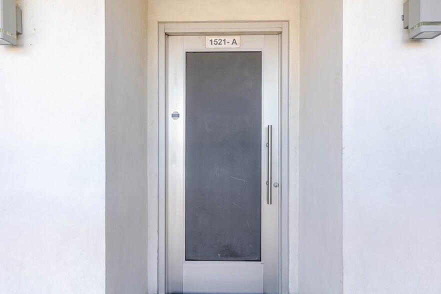 More Photos Of 1519-1521 W Glenoaks Blvd, Glendale Storefront Retail Residential For Lease