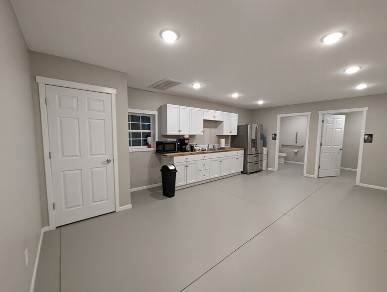 More Photos Of 516 S Main St, Nixa Service For Sale