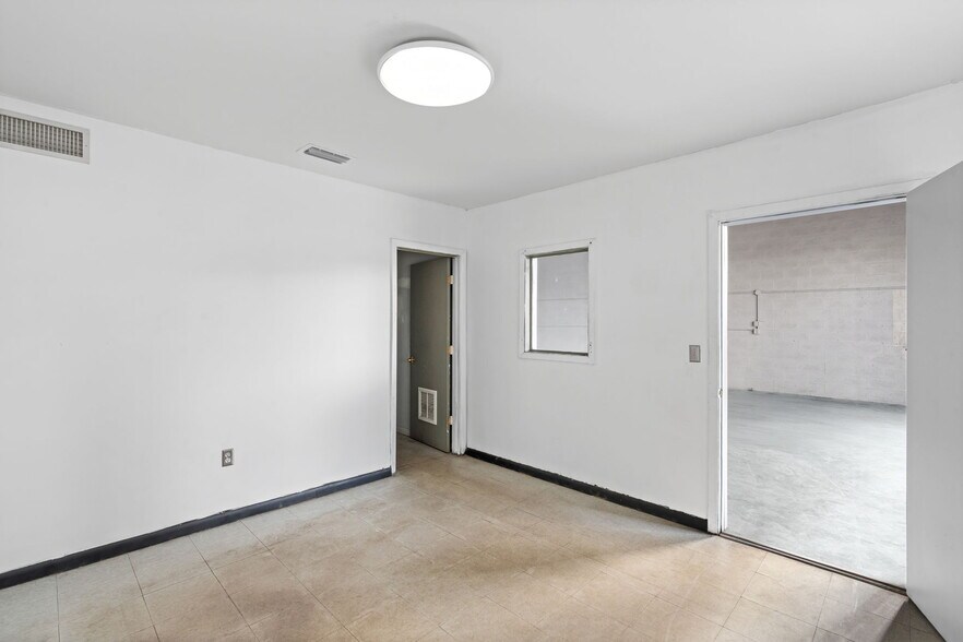 More Photos Of 270 SW 33rd St, Fort Lauderdale Warehouse For Lease