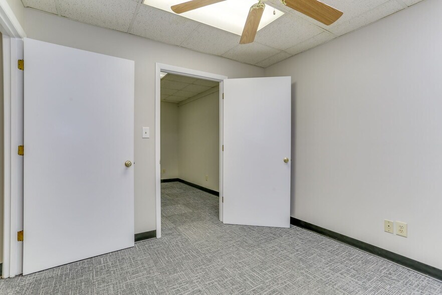 More Photos Of 1222 Executive Blvd, Chesapeake Showroom For Lease