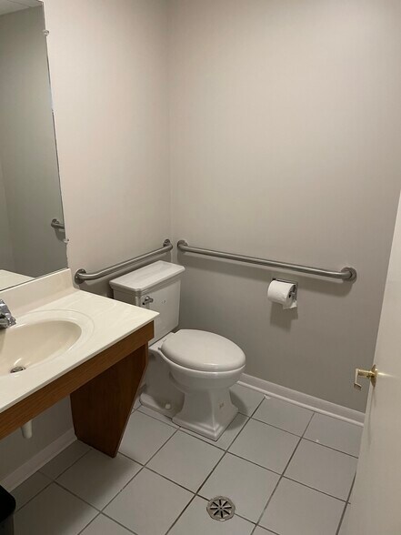 More Photos Of 28085 N Ashley Cir, Libertyville Medical For Sale