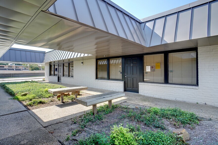 More Photos Of 401 W Centerville Rd, Garland Office For Sale
