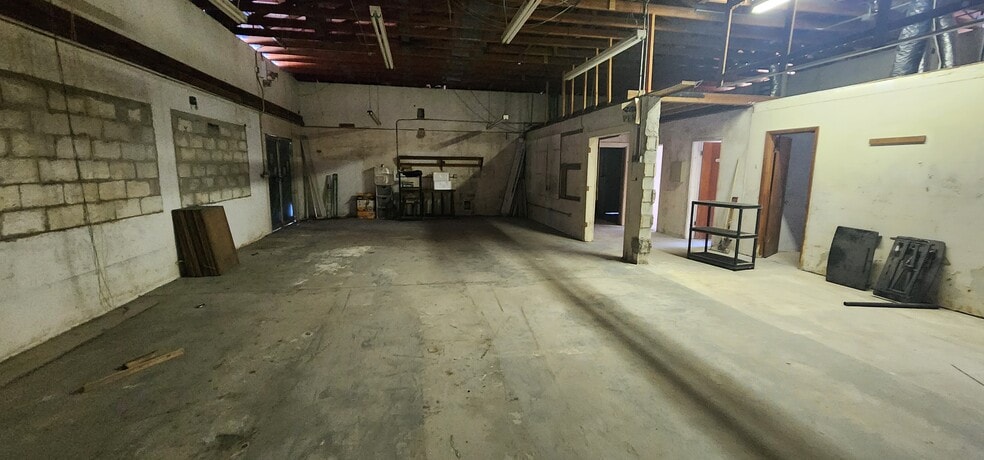 More Photos Of 284 S Center St, Pierson Auto Repair For Lease