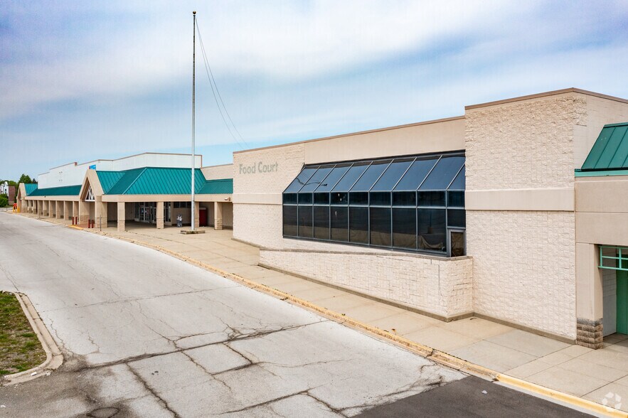 More Photos Of 400 E Rollins Rd, Round Lake Beach General Retail For Lease