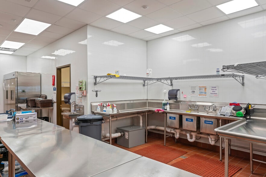 More Photos Of 42525 Tall Cedars Pkwy, Chantilly Schools For Lease