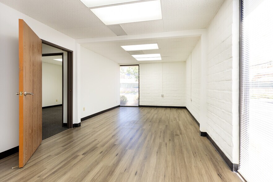 More Photos Of 23930-23978 Craftsman Rd, Calabasas Warehouse For Lease