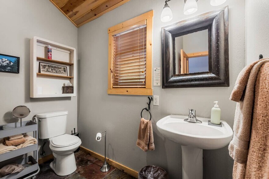 More Photos Of 985 Whitehawk Dr, Clio Hotel For Sale