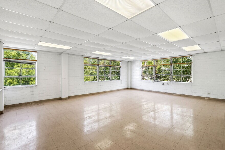 More Photos Of 1701 W Woodlawn Ave, San Antonio Religious Facility For Sale