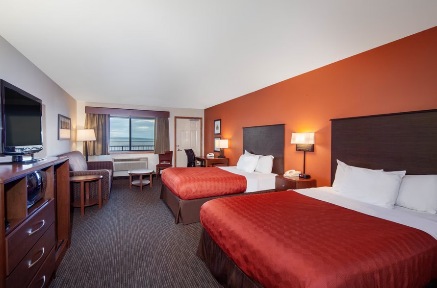 More Photos Of 3009 Lakeshore Dr E, Ashland Hotel For Sale