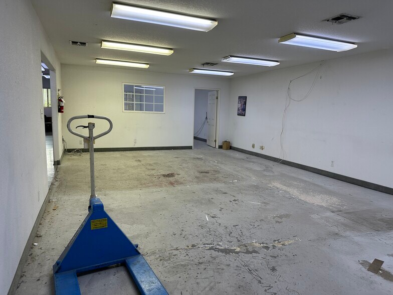 More Photos Of 19426 Londelius St, Northridge Warehouse For Sale