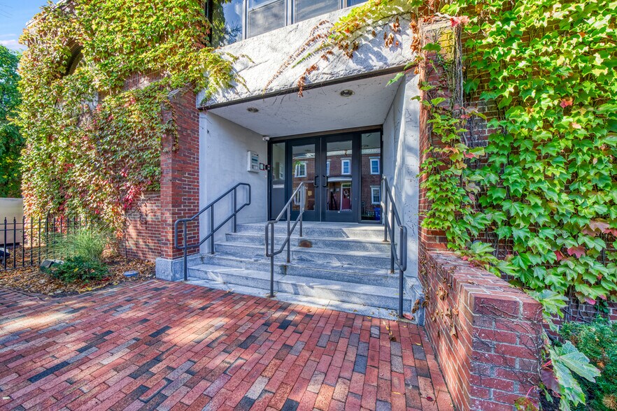 More Photos Of 99 Middle St, Manchester Office Residential For Sale