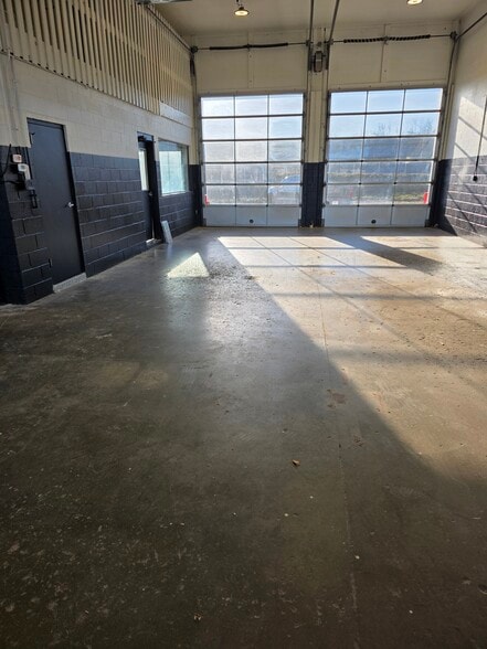 More Photos Of 2560-2580 Old Hwy 94 South Dr, Saint Charles Auto Repair For Lease
