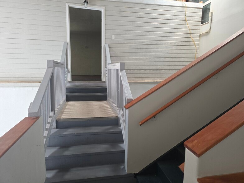 More Photos Of 99-930 Iwaena St, Aiea Warehouse For Lease