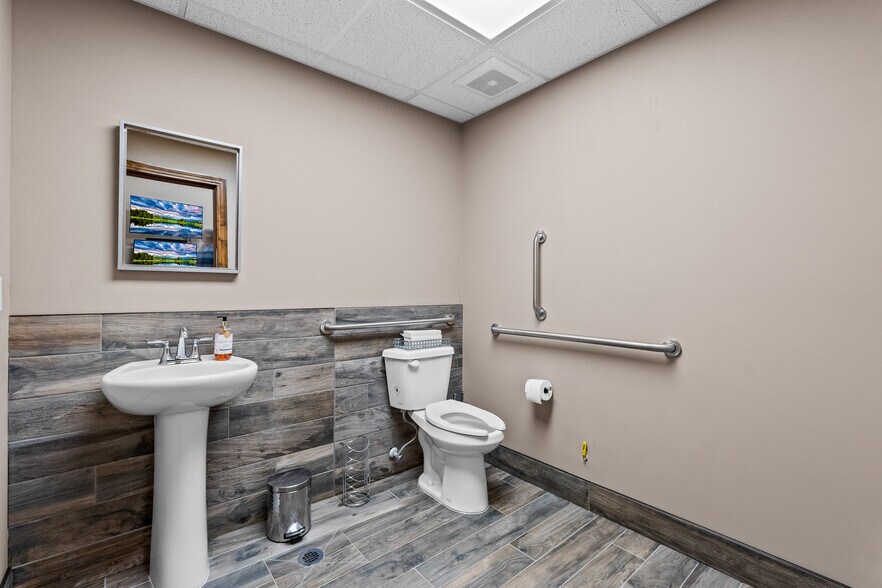 More Photos Of 4540 Venture Dr, Johnstown Distribution For Sale