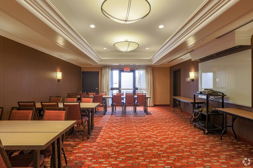 More Photos Of 2 Convention Center Dr, Altoona Hotel For Sale