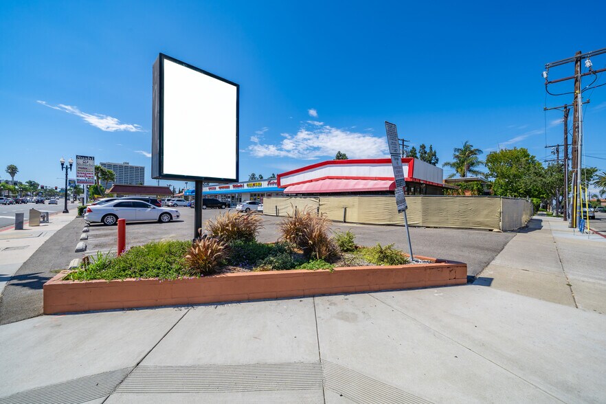 More Photos Of 570-590 W 19th St, Costa Mesa Storefront For Sale