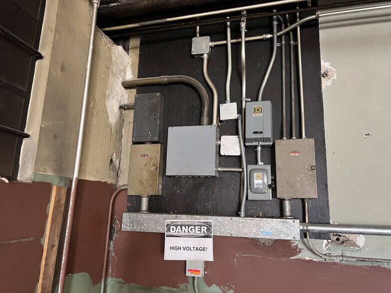 More Photos Of 60 E Rock St, Harrisonburg Light Distribution For Sale