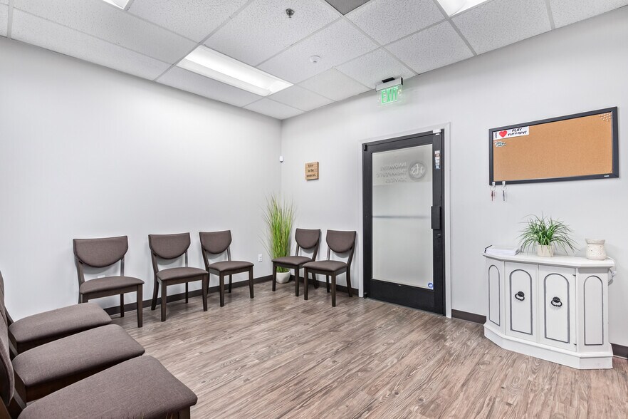 More Photos Of 15600-15650 N Black Canyon Hwy, Phoenix Office For Lease