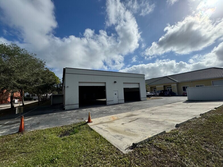 More Photos Of 25090 Bernwood Dr, Bonita Springs Showroom For Lease