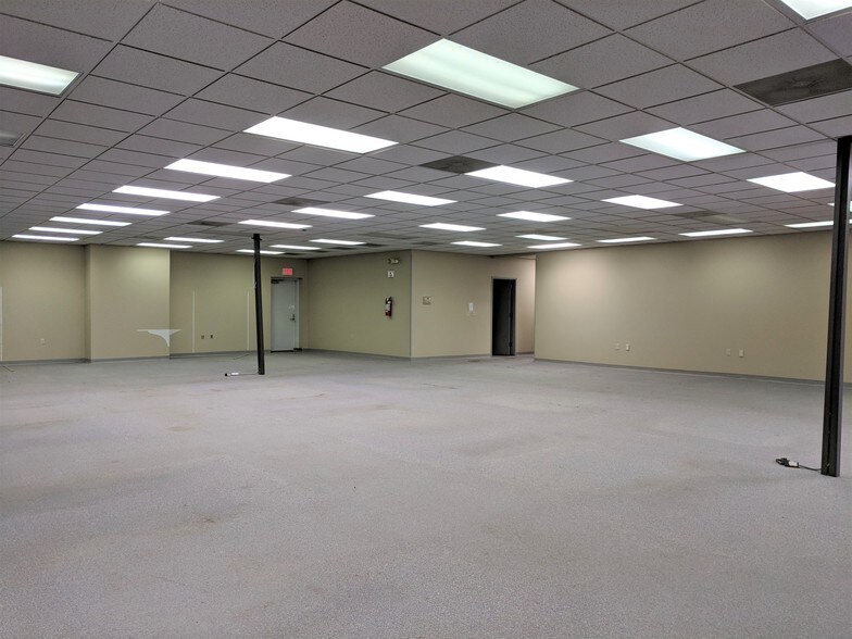 More Photos Of 901 W Main St, El Paso Office For Sale