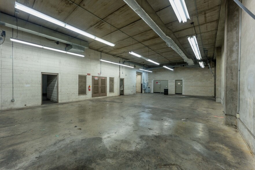 More Photos Of 917 Kokea St, Honolulu Office For Lease