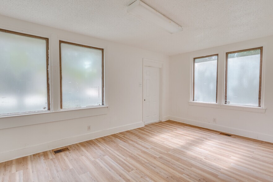 More Photos Of 1401 Spring Hill Ave, Mobile Medical For Sale