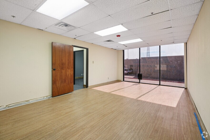 More Photos Of 1400 Summit Ave, Plano Showroom For Lease