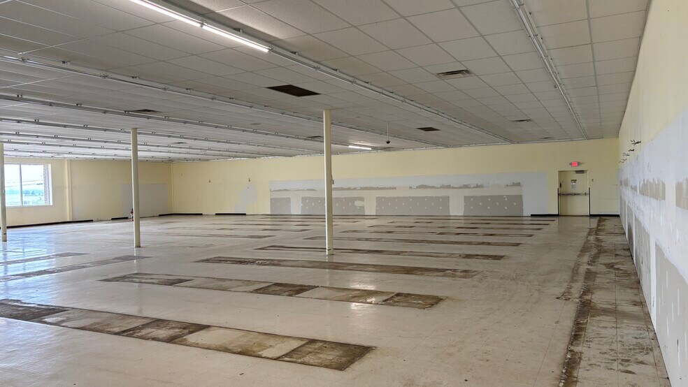 More Photos Of 4464 Huron St, North Branch Freestanding For Lease