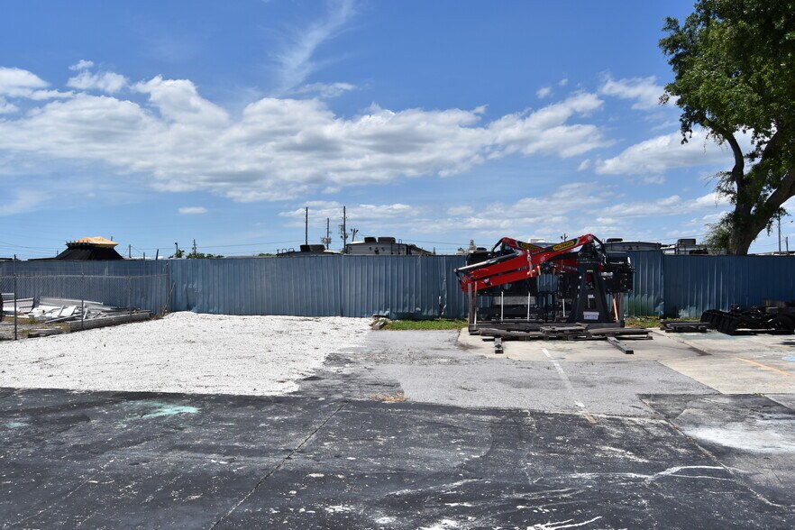 More Photos Of 2060 Range Rd, Clearwater Service For Lease
