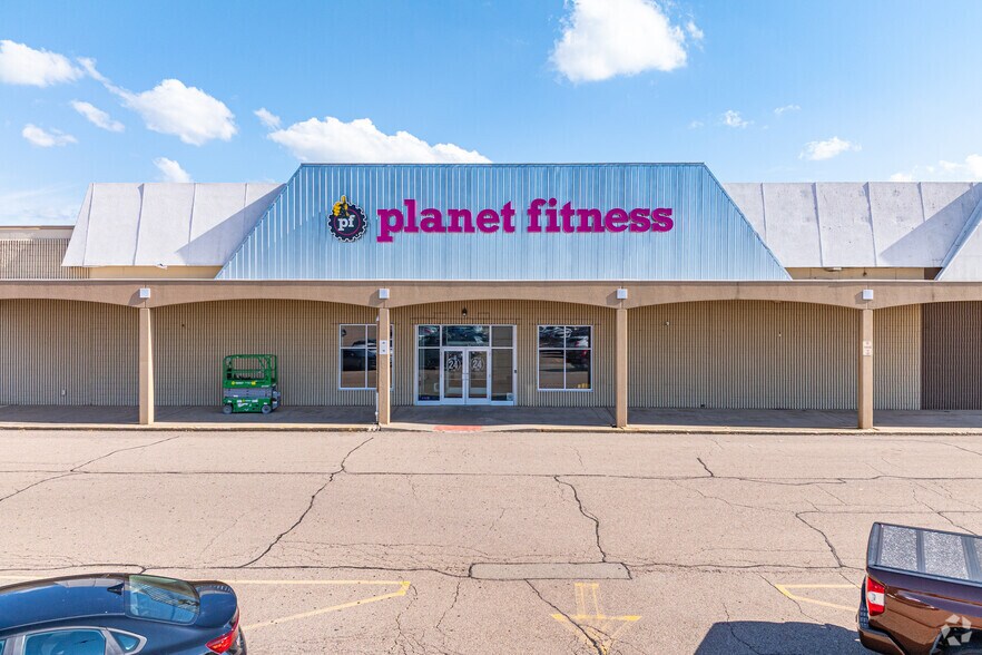 More Photos Of 1608 36th St, Peru Freestanding For Lease