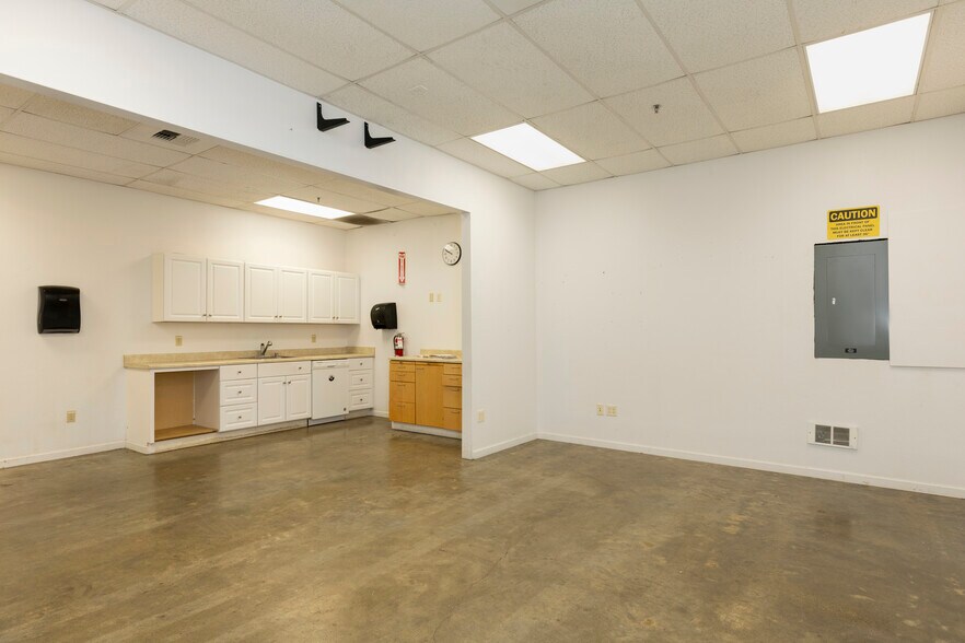 More Photos Of 2123 W Elmore St, Seattle Warehouse For Lease