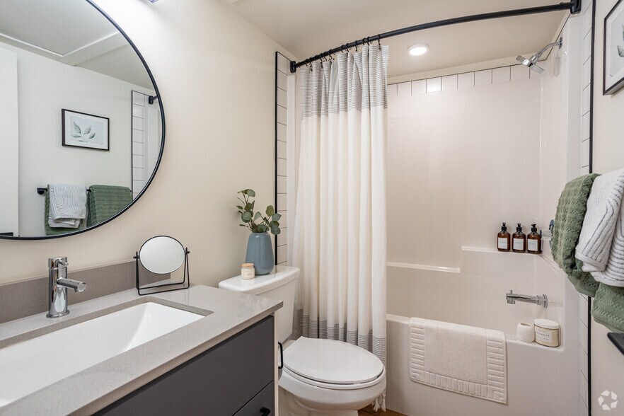 More Photos Of 12322 102 Av NW, Edmonton Apartments For Lease