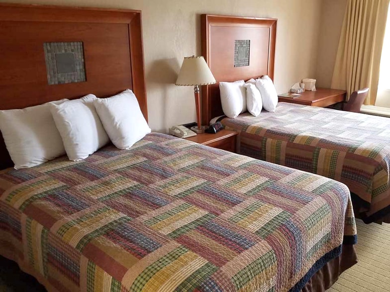More Photos Of 901 S Fossil St, Russell Hotel For Sale