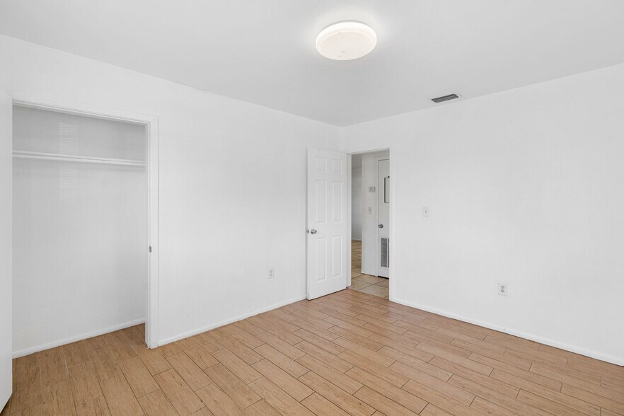 More Photos Of 5518 25th St W, Bradenton Apartments For Sale