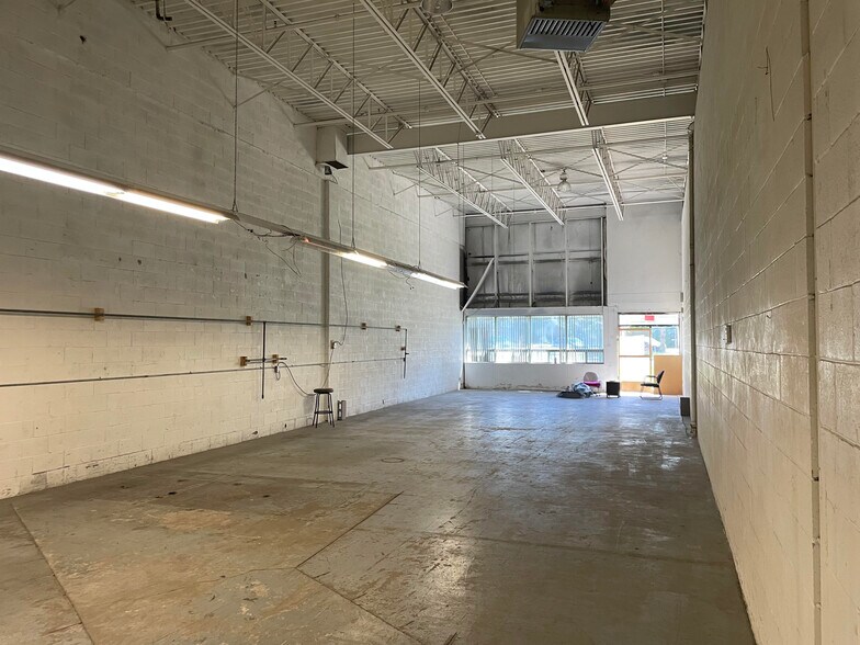 More Photos Of 16791-16821 Boul Hymus, Kirkland Warehouse For Lease