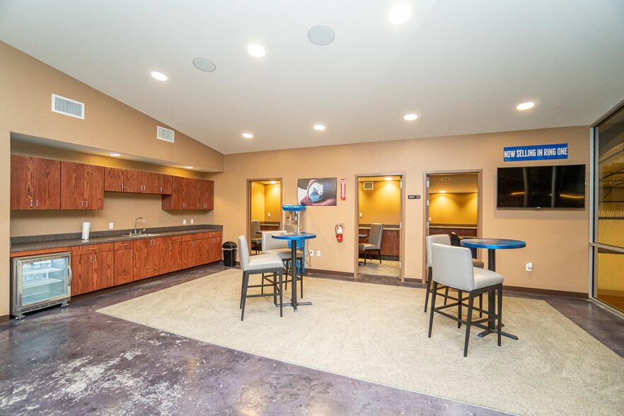 More Photos Of 7044 Interstate 10, Sealy Distribution For Sale