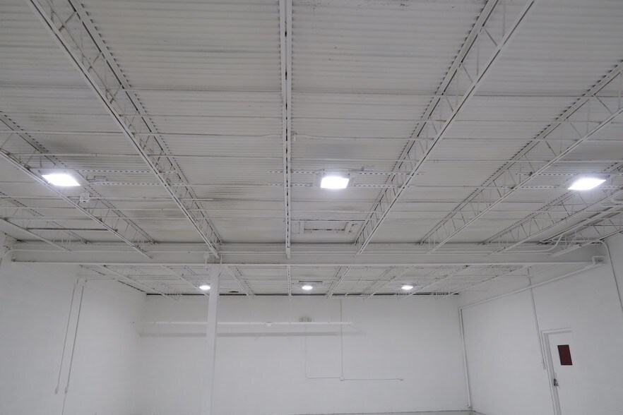 More Photos Of 6115 Skyline Dr, Houston Warehouse For Lease