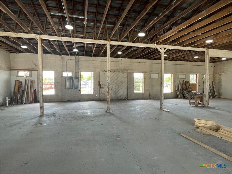 More Photos Of 1308 N Bowie St, Seguin Warehouse For Sale