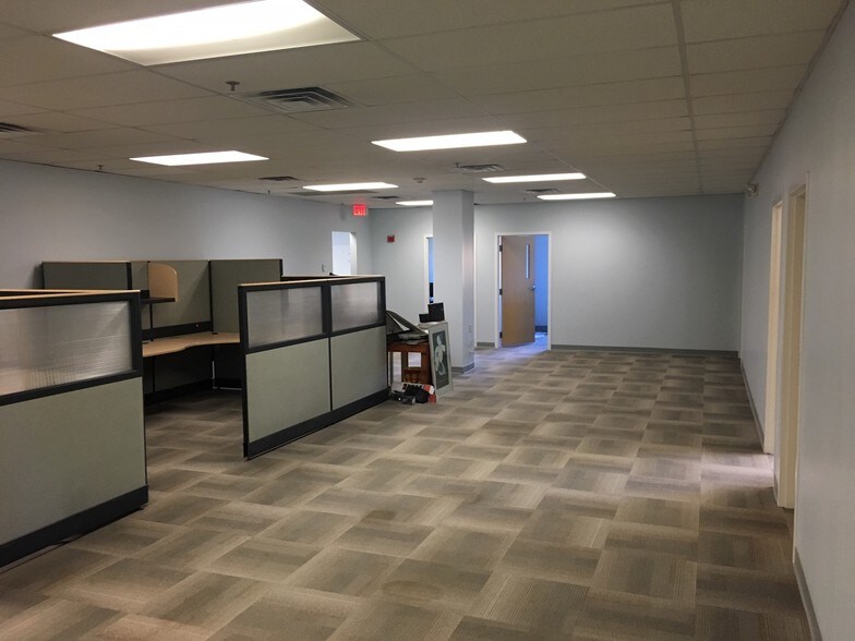 More Photos Of 4 Center St, Merrimack Service For Lease