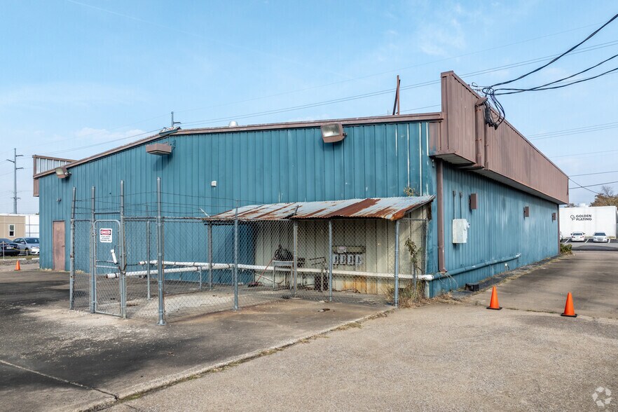 More Photos Of 912 E Walnut St, Garland Manufacturing For Lease